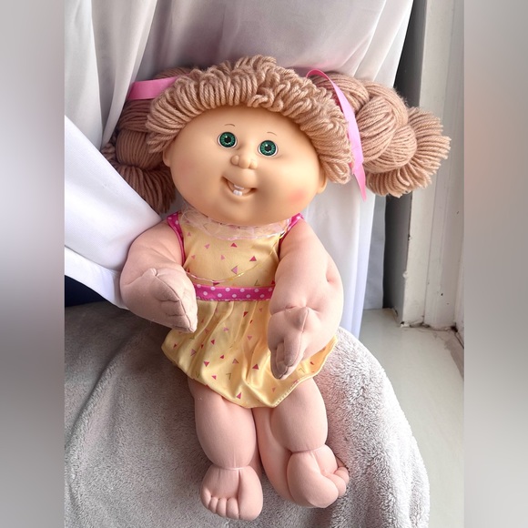 Hasbro Other - Cabbage patch doll green/sandy hair posable